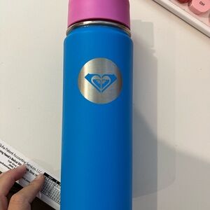 Hydro Flask Blue with Pink Lid - Roxy engraving 20oz